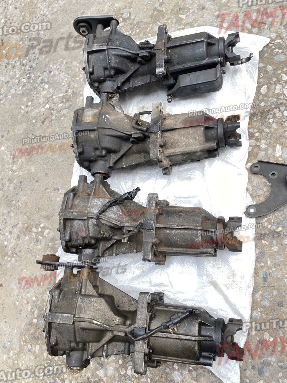 Cụm cầu sau (cầu sau, vi sai cầu sau, đùm cầu) Ford Escape
